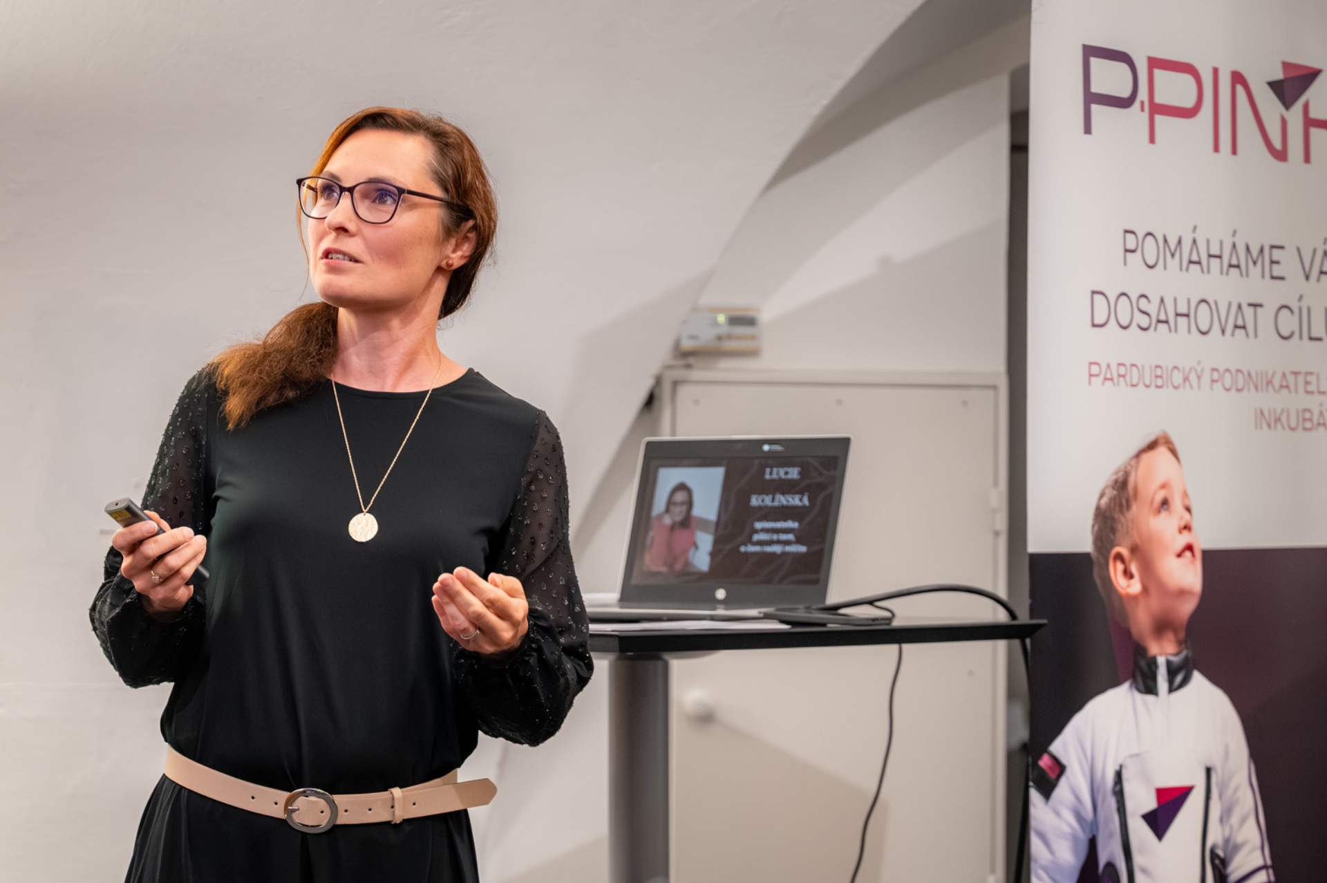 Lucie Kolínská prezentuje na závěrečném setkání Akademie PINKaka své podnikání